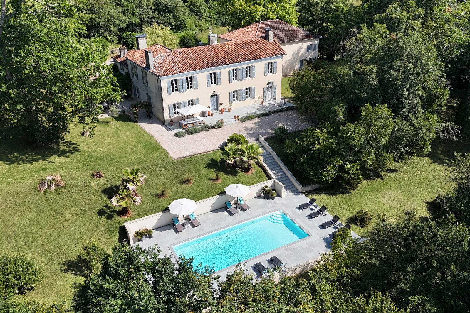 Vue aérienne par drone d'un château français avec piscine et parc — domaine de prestige