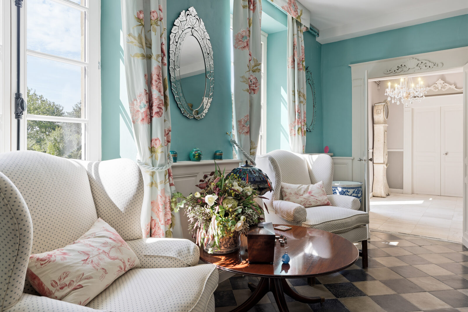 Salon élégant d'une demeure française — décoration florale, mobilier ancien
