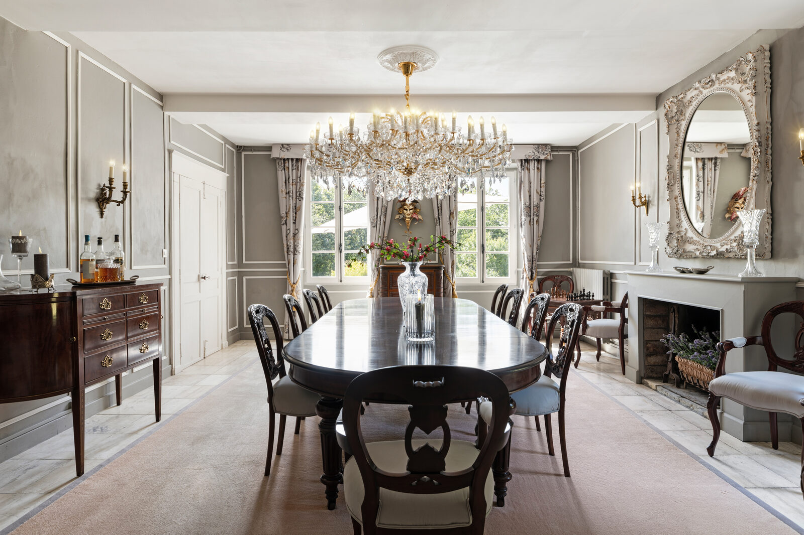 Salle à manger avec chandelier en cristal — château français de prestige