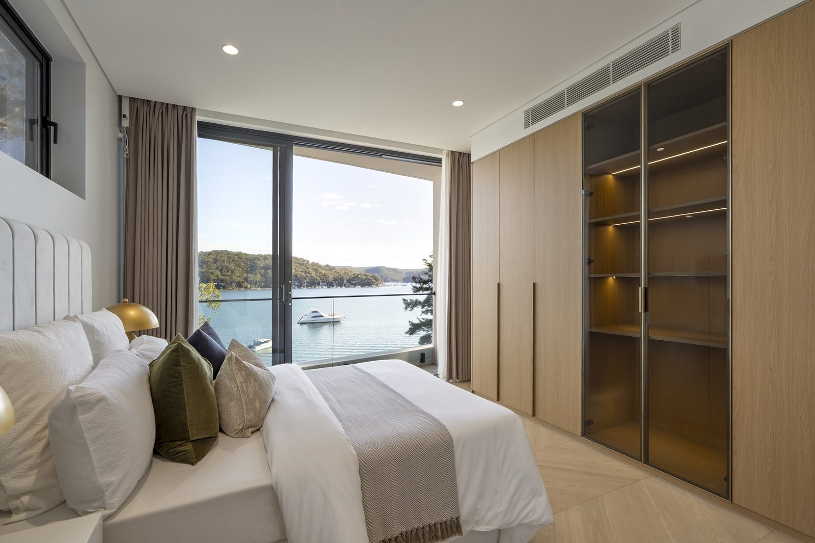 Chambre principale avec baie vitrée sur l'eau — suite d'exception