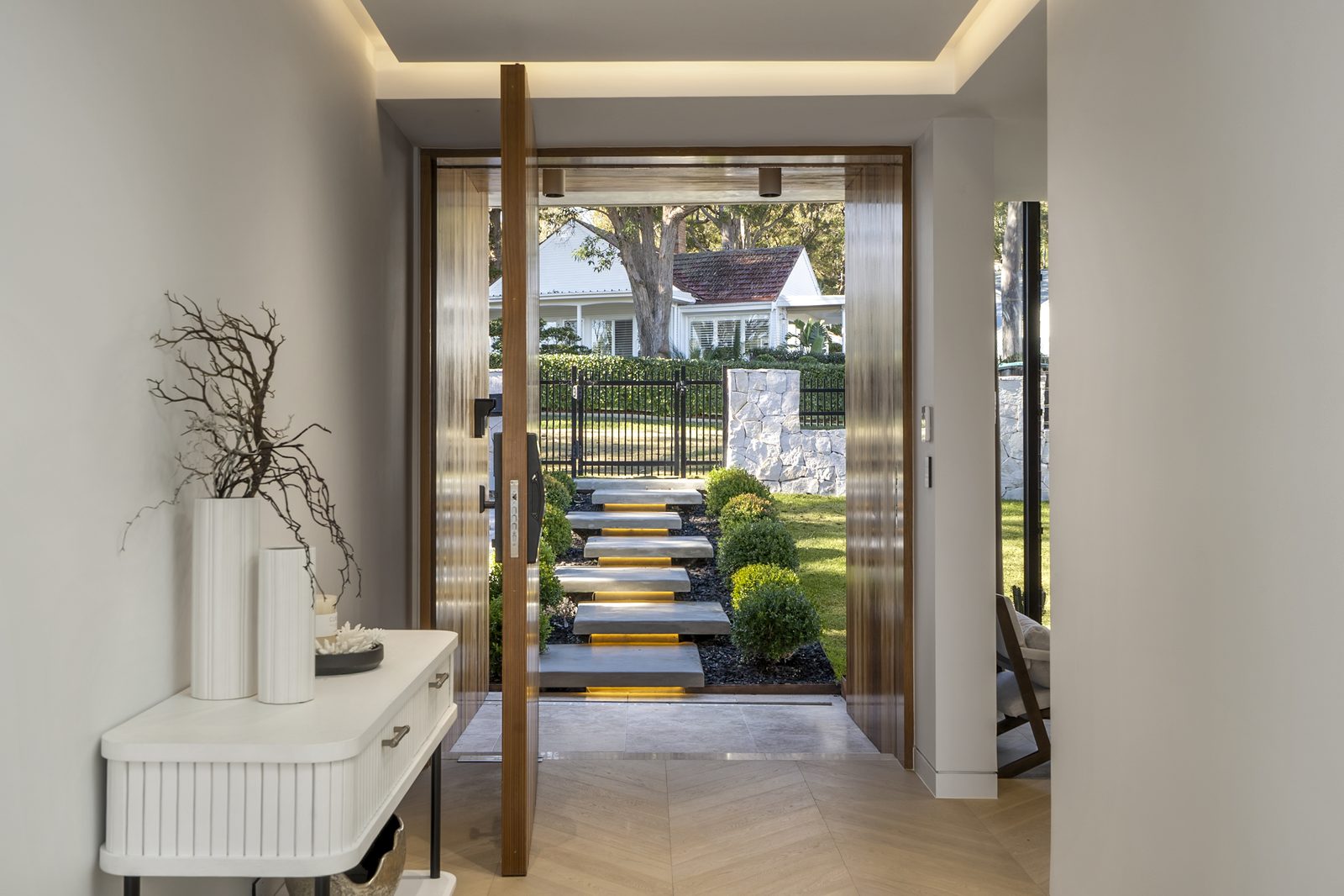 Entrée et hall d'une villa contemporaine ouvrant sur le jardin