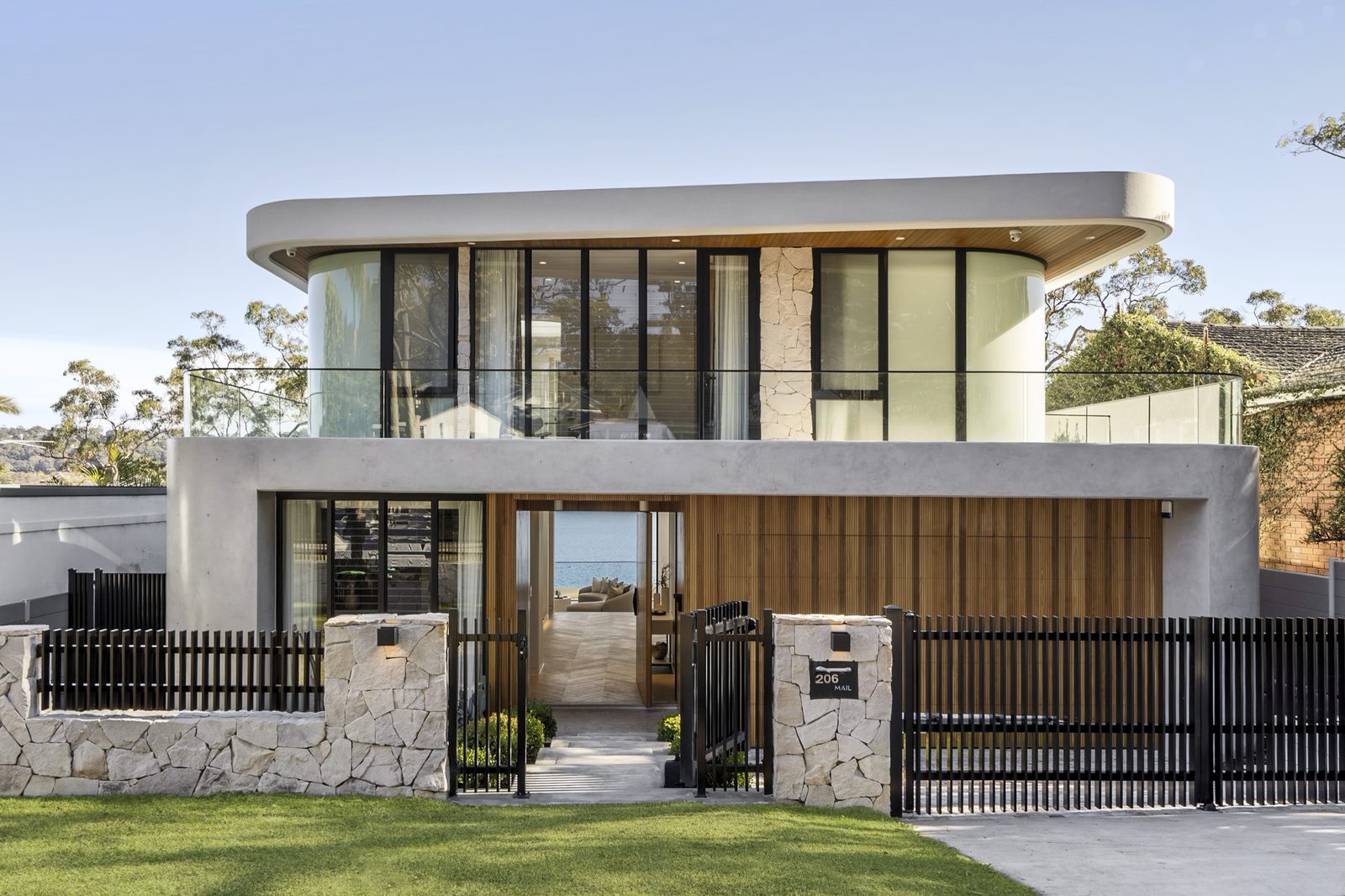 Villa contemporaine en bord d'eau — façade en verre, pierre et bois, architecture de prestige